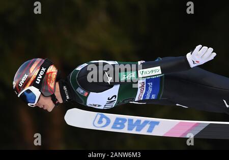 Titisee Neustadt, Deutschland. 19 Jan, 2020. Ski Nordisch/Skispringen: Weltcup Skispringen, großer Hügel, Männer: Junshiro Kobayashi aus Japan springt durch die Luft. Quelle: Patrick Seeger/dpa/Alamy leben Nachrichten Stockfoto
