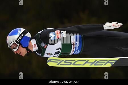 Titisee Neustadt, Deutschland. 19 Jan, 2020. Ski Nordisch/Skispringen: Weltcup Skispringen, großer Hügel, Männer: Gregor Schlierenzauer aus Österreich springt durch die Luft. Quelle: Patrick Seeger/dpa/Alamy leben Nachrichten Stockfoto