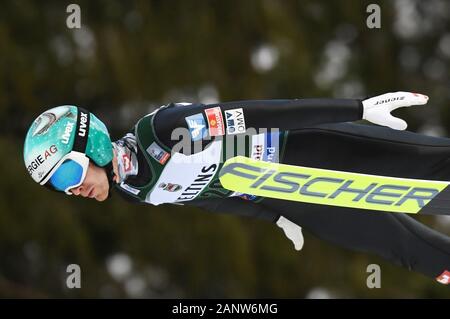 Titisee Neustadt, Deutschland. 19 Jan, 2020. Ski Nordisch/Skispringen: Weltcup Skispringen, großer Hügel, Männer: Michael Hayböck aus Österreich springt durch die Luft. Quelle: Patrick Seeger/dpa/Alamy leben Nachrichten Stockfoto