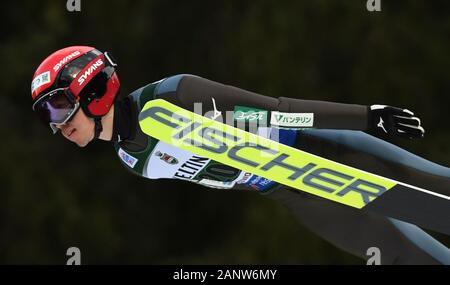 Titisee Neustadt, Deutschland. 19 Jan, 2020. Ski Nordisch/Skispringen: Weltcup Skispringen, großer Hügel, Männer: Naoki Nakamura aus Japan springt durch die Luft. Quelle: Patrick Seeger/dpa/Alamy leben Nachrichten Stockfoto