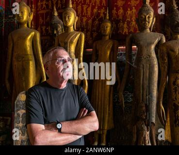 Älterer Mann touristische bewundern Wat Xien Thong Tempel zahlen, Luang Prabang, Laos, Südostasien Stockfoto