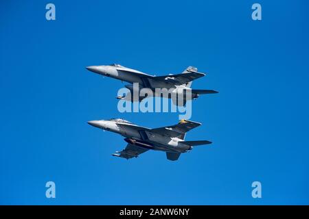 Helsinki, Finnland - 9. Juni 2017: Zwei US Navy F/A-18E Super Hornet multirole Fighter Flugzeuge über Helsinki Kaivopuisto Air Show 2017. Stockfoto