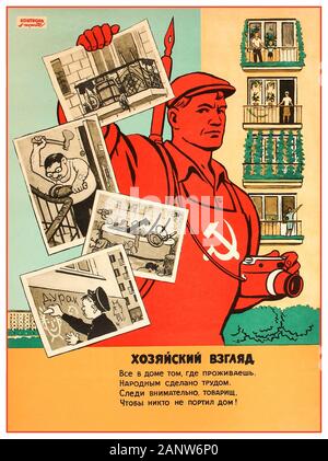 Propagandaplakat des sowjetischen russischen Anti-Sozialverhaltens aus den 1960er Jahren, das den sowjetischen Arbeiter illustriert, der rote Overalls mit Hammer und Sichel trägt, eine Kamera in einer Hand hält und eine Reihe von Schwarzweiß-Fotografien in seiner anderen Hand, die Szenen des anti-sozialen Verhaltens darstellen, einschließlich der Lagerung von Müll und alten Möbeln auf einem Balkon, Die Gemeinschaftstreppe zu beschädigen, schlechte Speisen im Gemeinschaftsbad zu füllen und zu entsorgen und Graffiti an öffentlichen Wänden zu schreiben, konterte man mit glücklichen Menschen, die auf ihren sauberen Balkons mit grünen Pflanzen stehen Stockfoto