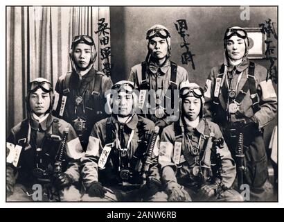 KAMIKAZE PILOTS Vintage 1940s WW2 Bild einer Gruppe japanischer Kamikaze-Selbstmordpiloten, die für ein signiertes Gruppenfoto posieren, um sie vor ihren letzten Selbstmordflügen als geführte Flugkörper im Pazifikkrieg gegen die amerikanische Flotte zu verewigen. Japanische „Kamikaze“- oder Selbstmordpiloten wurden verwendet, um Pearl Harbor im Zweiten Weltkrieg JAPAN ANZUGREIFEN Stockfoto