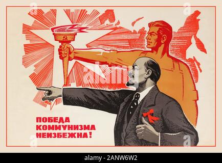 Lenin-Vintage-Propagandaplakat "Der Sieg des Kommunismus ist Unvermeidlich" mit Illustration von Lenin Pointing und einem sowjetischen Arbeiter, der hinter ihm eine flammende Fackel hält. Russland, 1969, Designer: V. Konuhov Stockfoto