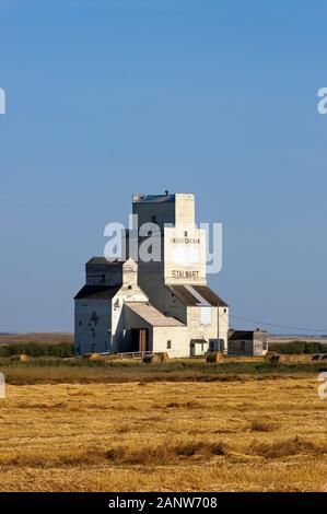 Alte hölzerne Getreidesilos in Kraftvoller, Saskatchewan, Kanada Stockfoto