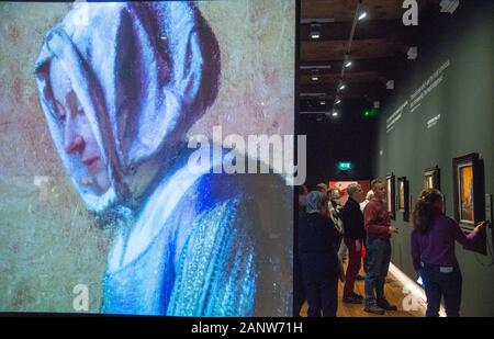 Besucher bei Ausstellung des Malers Pieter de Hooch in Delft Stockfoto