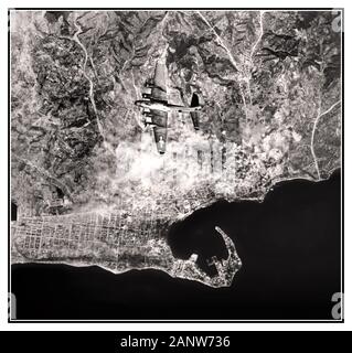 Vintage WW2 Air to Air amerikanische B-17-Bomberflugzeuge bombardieren den Hafen von Messina, Sizilien. Der zweite Weltkrieg Bis Mitte 1943 griff die kleine schwere Bombertruppe der USAAF im Mittelmeer vor allem feindliche Häfen, Flugplätze und Schiffe an, um feindliche Bodentruppen in Nordafrika zu besiegen und sich auf die Invasion Siziliens vorzubereiten. Stockfoto