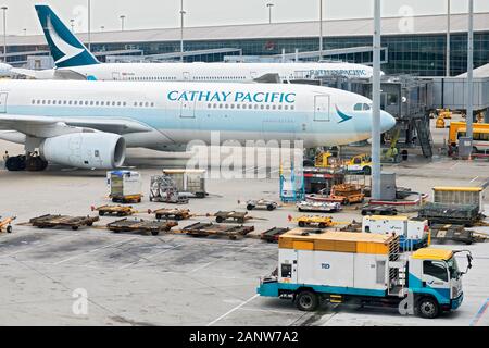 Hongkong: Blick auf zwei Ebenen und Cathay Pacific Cargo Fahrzeuge im Internationalen Flughafen Hong Kong Stockfoto