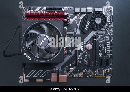 Valencia, Spanien - Januar 19, 2020: PC-Komponenten. AMD Ryzen 3700 x Prozessor im X570 Motherboard, CPU-Lüfter. Zen 2, 7 Nanometer Desktop-CPU. Sehr pop Stockfoto