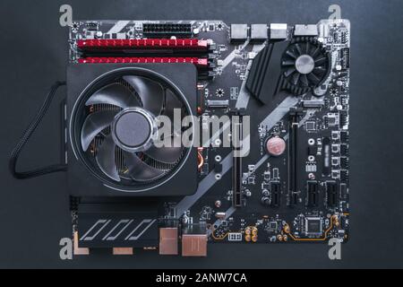 PC-Komponenten. Motherboard mit CPU-Lüfter und Speicher DRAM Module. DDR4. Moderne Motherboard. Transistoren. Gaming-PC. Stockfoto