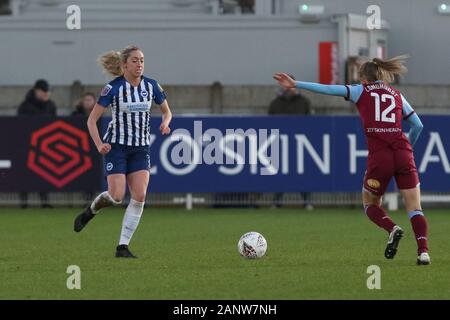 Romford, Großbritannien. 19. Jan 2020. Kayleigh Grün von Brighton und Hove Albion Frauen, die auf Kate Longhurst von West Ham United Frauen während Super das Barclays FA Women's League Match zwischen West Ham United und Brighton und Hove Albion am Rush Green Stadium, Romford, London am Sonntag, den 19. Januar 2020. (Credit: Jacques Feeney | MI Nachrichten) Credit: MI Nachrichten & Sport/Alamy leben Nachrichten Stockfoto