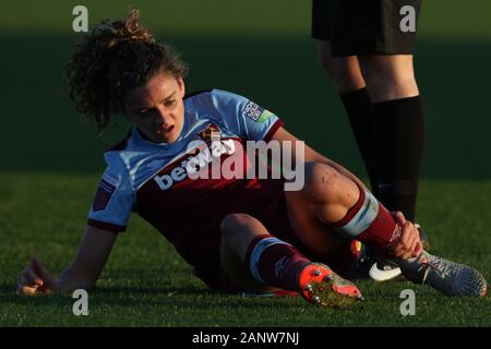 Romford, Großbritannien. 19. Jan 2020. Leanne Kiernan von West Ham United Frauen auf dem Boden während Super das Barclays FA Women's League Match zwischen West Ham United und Brighton und Hove Albion am Rush Green Stadium, Romford, London verletzt am Sonntag, den 19. Januar 2020. (Credit: Jacques Feeney | MI Nachrichten) Credit: MI Nachrichten & Sport/Alamy leben Nachrichten Stockfoto