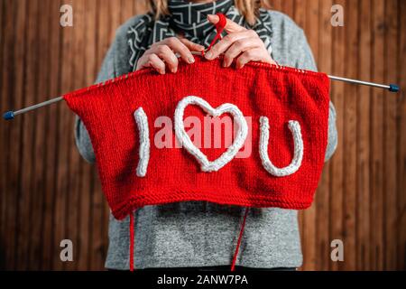 Schreiben Ich Liebe Dich auf Stricken mit Handarbeiten. Valentines Tag Konzept Stockfoto