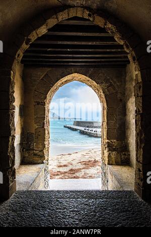 Blick auf das Meer durch die Passage in Cefalù Stockfoto