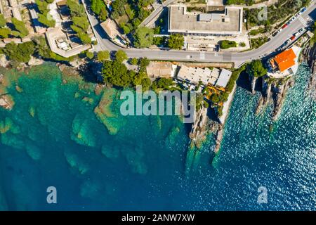 Rocky Bay in Italien. Antenne drone Blick auf Strand an der Adria, Camogli, Ligurien. Stockfoto