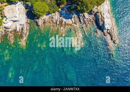 Schöne türkisblaue Rocky Seascape. Luftbild des Ligurischen Meer Strand. In der Nähe der Camogli Genova Stockfoto