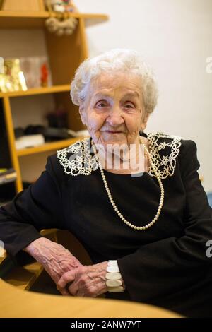 Porträt eines alten grauhaarige Frau ordentlich gekleidet. Stockfoto