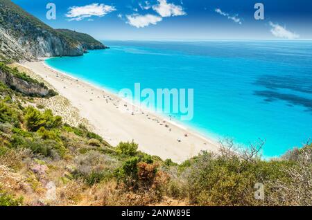Milos Strand auf der Insel Lefkada, Griechenland. Mylos Strand in der Nähe des Dorfes Agios Nikitas auf Lefkada, Griechenland. Am Strand entspannen Sie sich Stockfoto