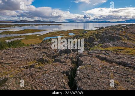 Blick über das Rift Valley auf Berge und Seen im Thingvellir Nationalpark in Island Stockfoto