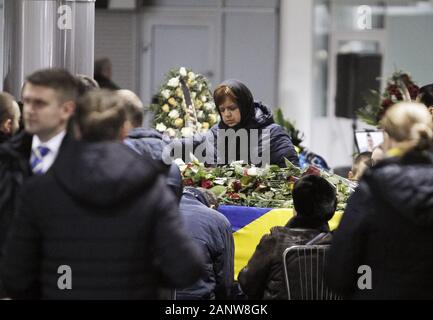 Kiew, Ukraine. 19 Jan, 2020. Verwandte besuchen eine Zeremonie zu Ehren, die Erinnerung an die Opfer des Flugzeugabsturzes der Ukraine International Airlines im Iran, am Internationalen Flughafen Boryspil in der Nähe von Kiew, Ukraine, am 19. Januar 2020. Die Körper von 11 Ukrainer, darunter 9 UIA Besatzungsmitglieder und 2 Passagiere, wurden durch den Iran in die Ukraine übergeben. Die Ukrainische UIA Flugzeug an einem Tehran-Kiev Flug, mit 167 Passagiere und 9 Besatzungsmitglieder, wurde von einer Rakete am 8. Januar 2020 erschossen. Alle 176 Menschen an Bord starben. Credit: Serg Glovny/ZUMA Draht/Alamy leben Nachrichten Stockfoto