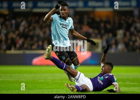 Brüssel, Belgien. 19. Januar 2020. Jeremy Doku von Anderlecht und Simon Deli der Club Brugge Kampf um den Ball während der Jupiler Pro League Spieltag 22 zwischen RSC Anderlecht, Club Brügge am 19. Januar 2020 in Anderlecht Lotto Park Stadium, Belgien. (Ph Credit: Pro Schüsse/Alamy leben Nachrichten Stockfoto
