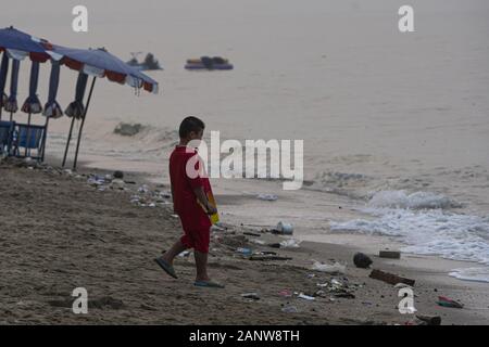 Saen Suk, Chonburi, Thailand. 19 Jan, 2020. Ein Junge geht am Ufer des Bang Saen Beach in der Morgendämmerung. Thailand, die sich mit dem Problem der Umweltauswirkungen von Abfall bis Waschen an den Stränden wurde und sich negativ auf die Tierwelt in den letzten Jahren und am 1. Januar 2020 erließ ein Verbot mit Plastiktüten. Credit: Adryel Talamantes/ZUMA Draht/Alamy leben Nachrichten Stockfoto