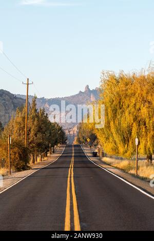 Sonnenuntergang von Lambert Straße neben Smith Rock State Park im Hintergrund Stockfoto