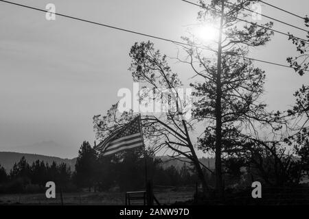 Sonnenuntergang Licht durch eine wehende US-Flagge in der Nähe von Terrebonne Stockfoto