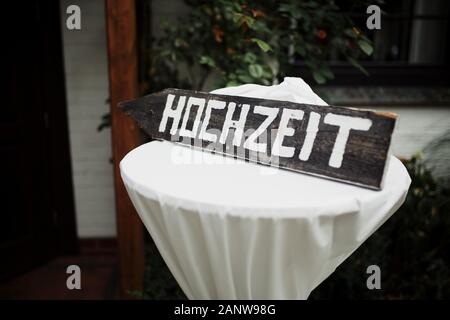 Hochzeit Dekor. Holzbrett mit Inschrift auf deutschen Hochzeit. Hochzeit Dekorationen. Stockfoto