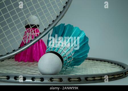 Badminton Schläger und bunt gefiederte Bälle in Blau und Pink Stockfoto