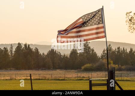 Sonnenuntergang Licht durch eine wehende US-Flagge in der Nähe von Terrebonne Stockfoto