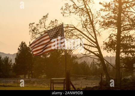 Sonnenuntergang Licht durch eine wehende US-Flagge in der Nähe von Terrebonne Stockfoto