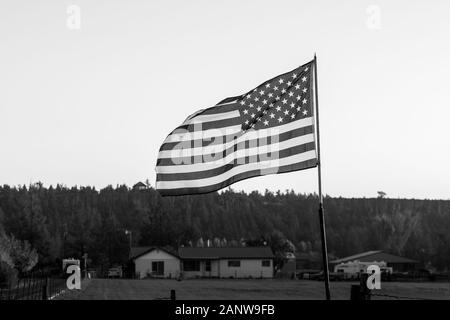 Sonnenuntergang Licht durch eine wehende US-Flagge in der Nähe von Terrebonne Stockfoto