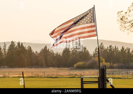 Sonnenuntergang Licht durch eine wehende US-Flagge in der Nähe von Terrebonne Stockfoto