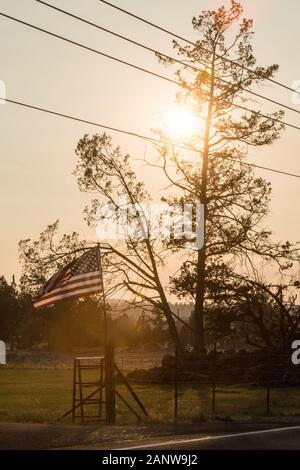 Sonnenuntergang Licht durch eine wehende US-Flagge in der Nähe von Terrebonne Stockfoto