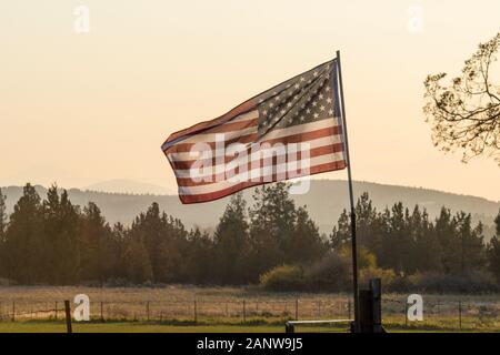 Sonnenuntergang Licht durch eine wehende US-Flagge in der Nähe von Terrebonne Stockfoto