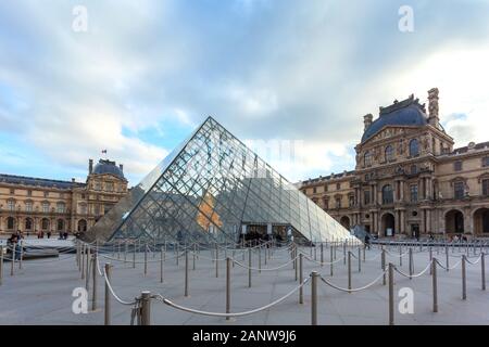 Paris, Frankreich, 16. Januar 2019 - Der Louvre in Paris, mit Pyramid Stockfoto