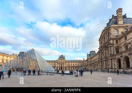 Paris, Frankreich, 16. Januar 2019 - Der Louvre in Paris, mit Pyramid Stockfoto