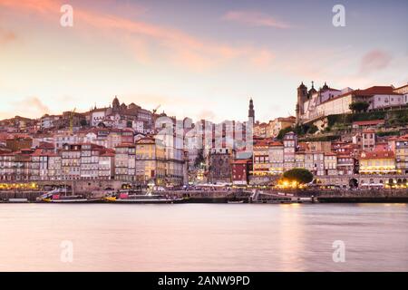 Blick auf Porto Oporto City und den Fluss Douro Portugal Stockfoto