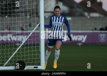 Romford, Großbritannien. 19. Jan 2020. Lea Le Garrec von Brighton und Hove Albion Frauen schlagen die Torpfosten während Super das Barclays FA Women's League Match zwischen West Ham United und Brighton und Hove Albion am Rush Green Stadium, Romford, London am Sonntag, den 19. Januar 2020. (Credit: Jacques Feeney | MI Nachrichten) Credit: MI Nachrichten & Sport/Alamy leben Nachrichten Stockfoto