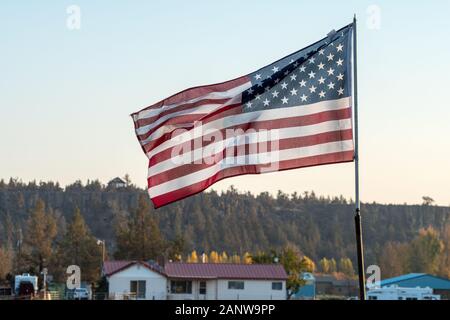 Sonnenuntergang Licht durch eine wehende US-Flagge in der Nähe von Terrebonne Stockfoto