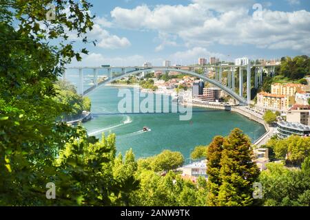 Blick auf Porto Douro Fluss und Arrabida Brücke Stockfoto