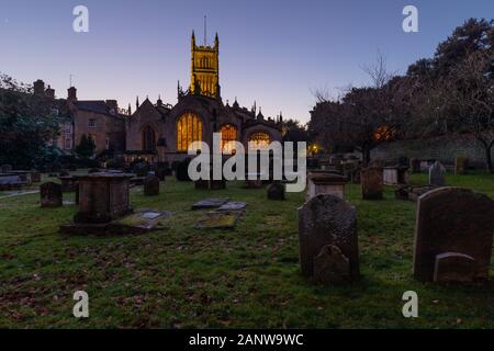 Die Pfarrkirche St. Johannes Baptist in Cirencester. Aus andere Standorte, wie der Winter Sonne in Cirencester genommen Stockfoto