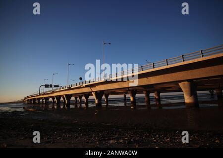 Causeway über den Arabischen Golf Meer bei Sonnenuntergang Stockfoto