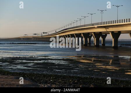 Causeway über den Arabischen Golf Meer bei Sonnenuntergang Stockfoto