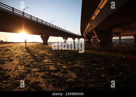 Causeway über den Arabischen Golf Meer bei Sonnenuntergang Stockfoto