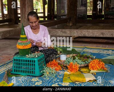 Alte Frau, die Opfer religiösen Angebot Festival Dekorationen, Luang Prabang, Laos, Südostasien Stockfoto