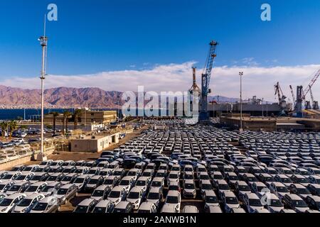 Cargo port und neue Autos für Verkauf in Israel. Stockfoto