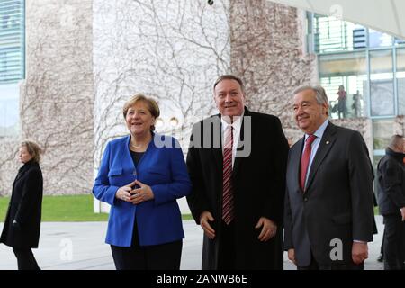 19.01.2020, Berlin, Deutschland. Angela Merkel und dem Generalsekretär der Vereinten Nationen, Antonio Guterres empfängt der Staatssekretär Mike Pompeo im Hof aus dem Bundeskanzleramt. Bundeskanzlerin Angela Merkel lädt Sie ein, die Libyen-Konferenz in Berlin am 19. Januar 2020. Ziel dieses Prozesses ist es, die Bemühungen der Vereinten Nationen für einen souveränen Libyen und für die interne Libysche Versöhnungsprozess durch eine Gruppe von Staaten und internationalen Organisationen zu unterstützen. Stockfoto